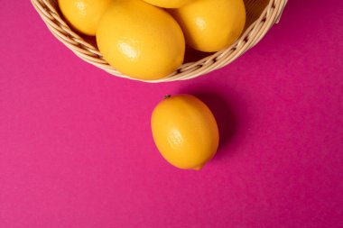Parlak pembe kağıtta olgun limonlar