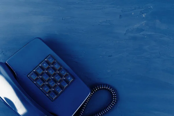 Téléphone rétro de couleur bleue sur fond bleu classique — Photo