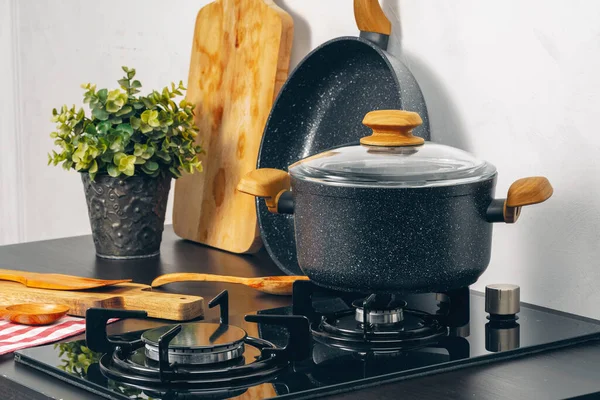 Panela limpa em um fogão a gás na cozinha — Fotografia de Stock