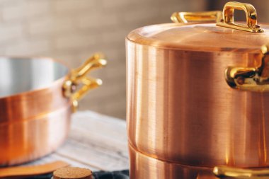 Bakır yemek takımını kapat.