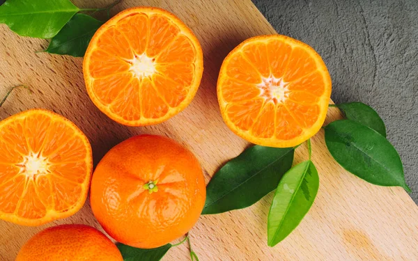 Sliced into pieces juicy ripe oranges close up — Stock Photo, Image