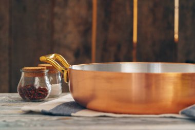 Profesyonel mutfak için yeni bakır yemek takımı.