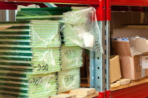 Folhas de papelão embalar em uma prateleira de armazém — Fotografia de Stock