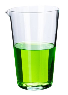 Beyaz üzerinde izole edilmiş laboratuvar analizi için sıvılarla dolu cam.