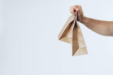 Kurye elleri paketlenmiş yiyecek dağıtımı yapıyor.