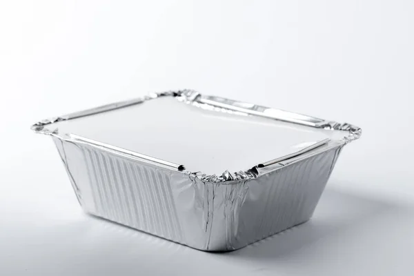 Foil élelmiszer doboz elvitelre étkezés fehér alapon — Stock Fotó
