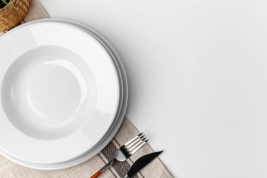 Çatal, bıçak ve havlu tabağı. Beyaz arkaplanda izole.