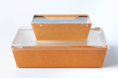 Karton kahverengi yiyecek paketi beyaz arka planda izole edildi