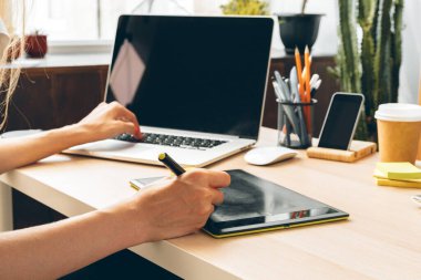 Güvende kal ve evden uzakta çalış. Evde çalışan genç bir kadın..