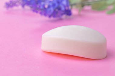 Masasında çiçekler olan el yapımı sabunlar.