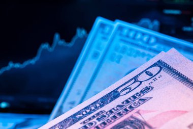 Fiyat tablosu olan bir monitörün önünde dolar. Eski ve ticaret.