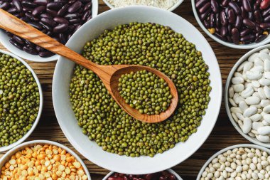 Ahşap arka planda fasulye çeşitleri. Kapat..