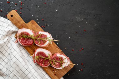 Koyu ahşap masada çiğ biftek.