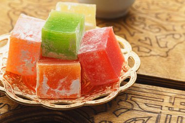 Küçük bir oryantal tabağa yakın, Türk lezzetleriyle.