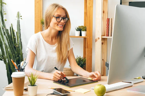 Mujer joven y tableta trabajando en la oficina en casa. Manténgase seguro y trabajando desde casa. —  Fotos de Stock