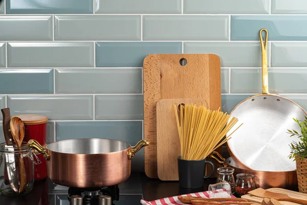 Esparguete seco em um balcão de cozinha com utensílios de cozinha — Fotografia de Stock