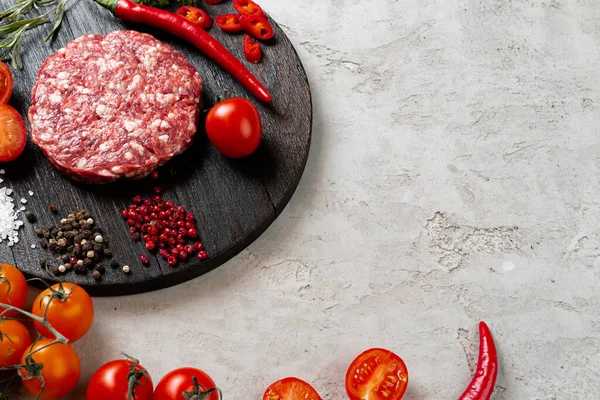 Fersk, rå, hjemmelaget stift med krydder og tomater på bordet – stockfoto