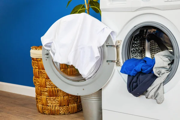 Cuarto de lavado. Primer plano de la lavadora — Foto de Stock