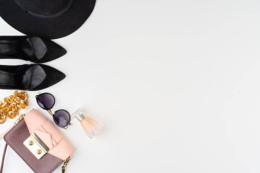Beyaz arka planda kadın moda aksesuarları, yukarıdan görünüm