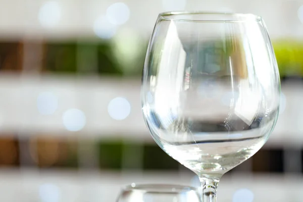 Verre à vin vide sur une table de restaurant — Photo