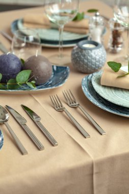 Restoranda şık dekorasyonlu masa ayarları