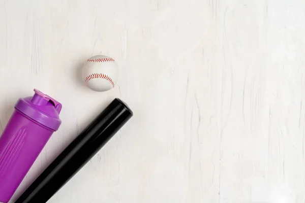 Honkbal knuppel en bal, uitzicht van boven — Stockfoto