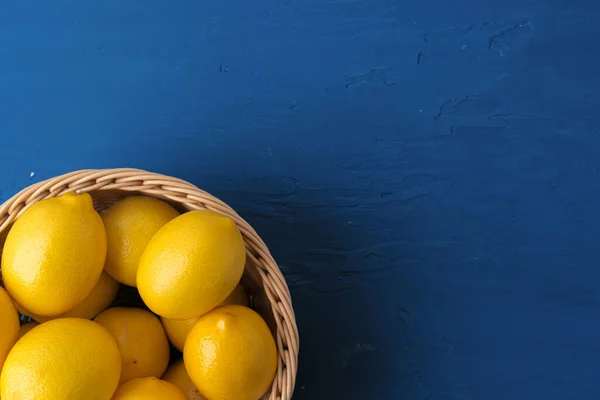 Limón sobre fondo azul clásico, vista superior —  Fotos de Stock