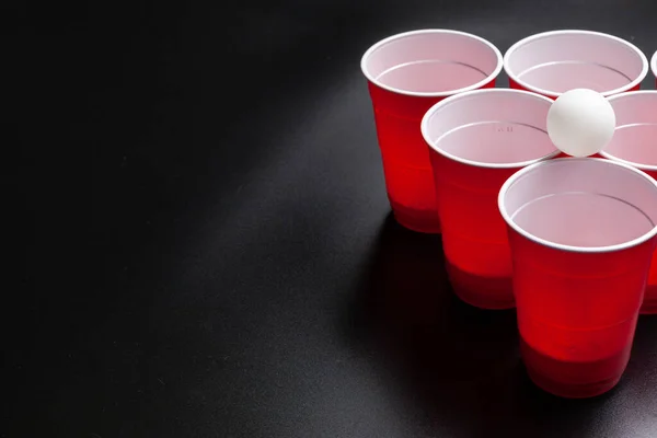 Пивний понг коледжу гра на чорному тлі — стокове фото