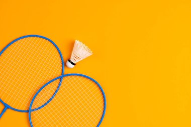 Badminton ekipmanı. Raketler ve top merdiveni, üst manzara.