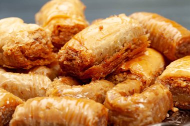 Masada servis edilen bir tabak baklava tatlısı.