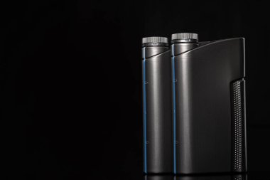 Motor yağı şişesi siyah arka planda, kapat..