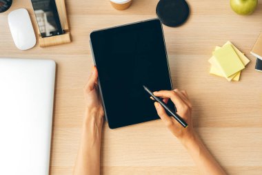 Güvende kal ve evden uzakta çalış. Evde çalışan genç bir kadın..