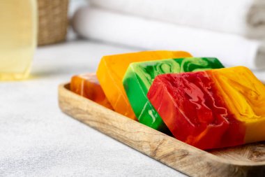 El yapımı, masada doğal organik sabun. Spa ürünleri.