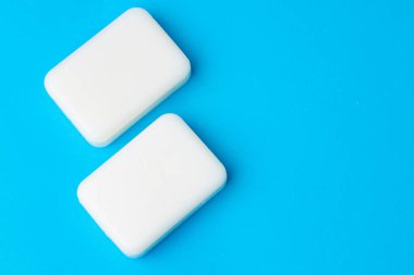 Mavi arka planda el yıkama sabunu..