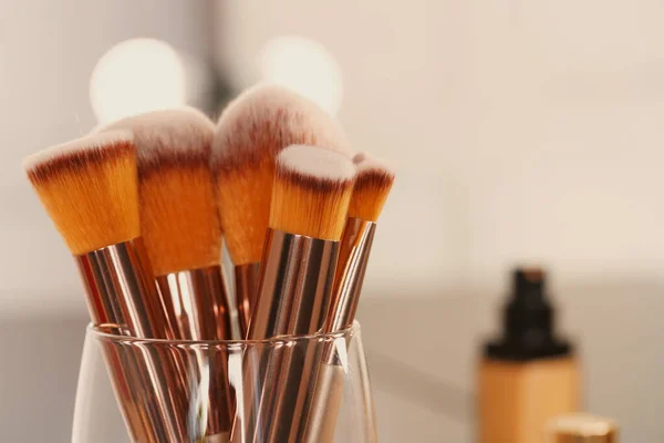Cosmetici decorativi e strumenti sulla toletta in sala trucco — Foto Stock