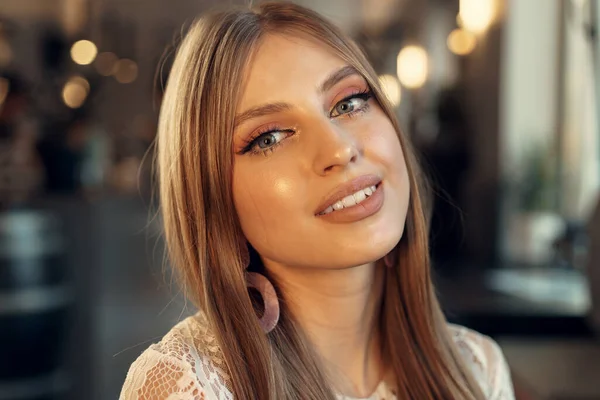 Hermoso retrato de modelo femenino en un café — Foto de Stock