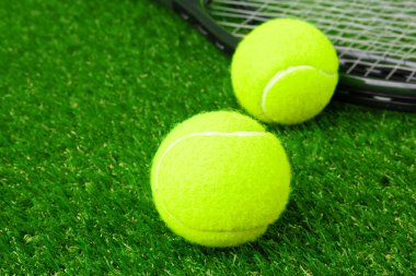 Tenis topları çimlere yakın. Tenis ekipmanları
