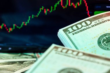 Fiyat tablosu olan bir monitörün önünde dolar. Eski ve ticaret.