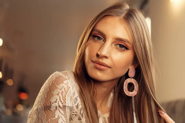 Hermoso retrato de modelo femenino en un café —  Fotos de Stock