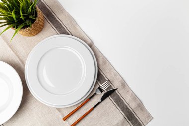 Çatal, bıçak ve havlu tabağı. Beyaz arkaplanda izole.