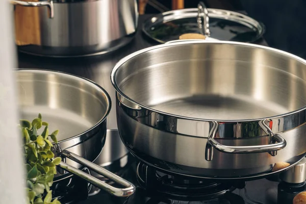 Сковородка на газовой плите на кухне — стоковое фото
