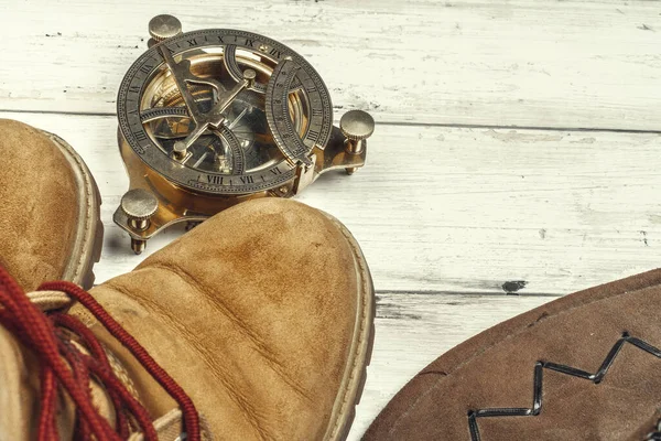 Wandelschoenen met reisaccessoires op grunge achtergrond — Stockfoto