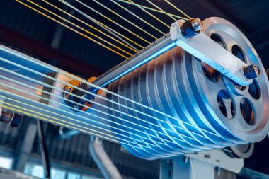 Elektrik kabloları ve optik fiberler üreten modern bir fabrikanın içinde. .Kablo üretim makinesi parçası.