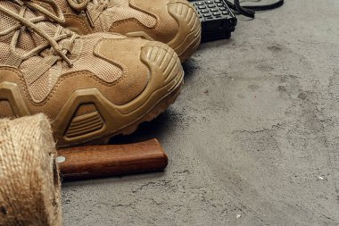 Grunge arka planında seyahat aksesuarları olan yürüyüş botları