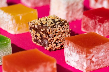 Pembe arkaplanda Türk zevkli kare parçaları