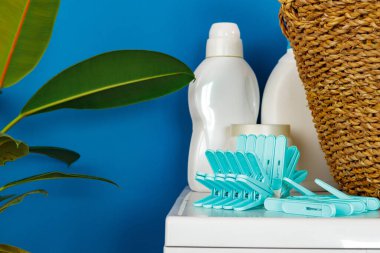 Bir şişe deterjan çamaşır makinesi, kapalı alanda.