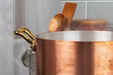 Gaz ocağındaki metal tencereyi kapat.