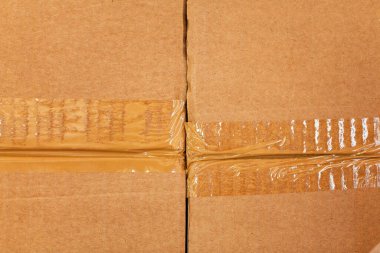 Karton kutularla dolu modern depo rafları.