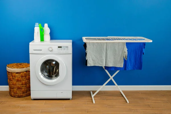 洗濯機と壁近くの衣類乾燥機付きのランドリールームインテリア — ストック写真
