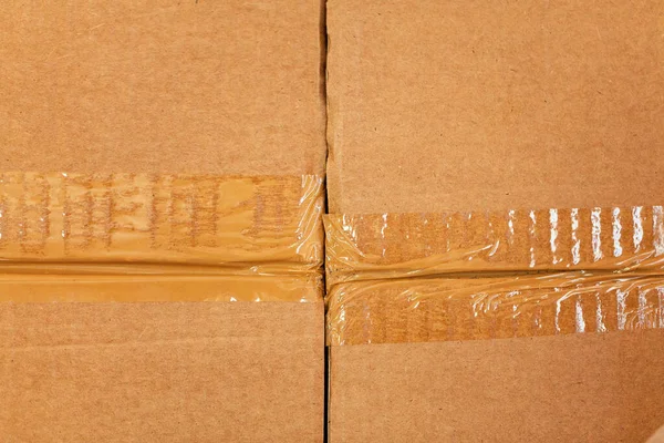 Современные складские полки с грудой картонных коробок — стоковое фото